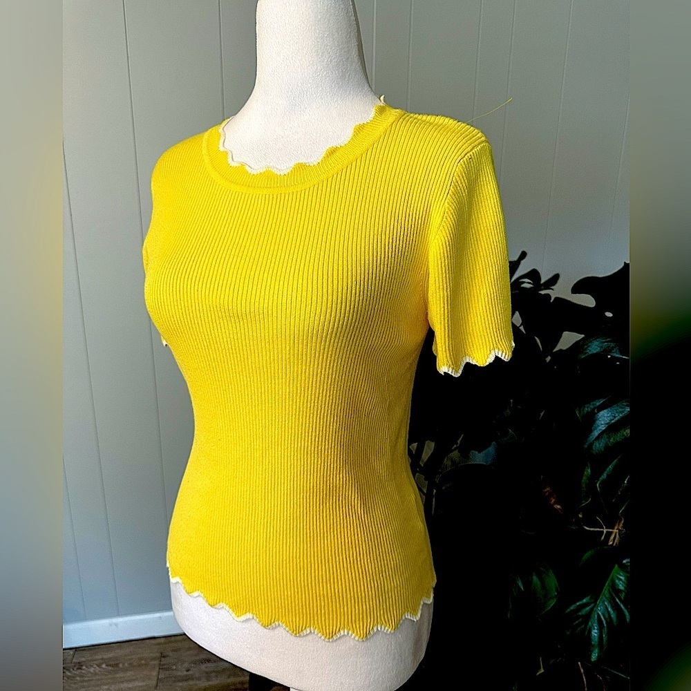 #8) 12th super cute knit top with white trimmed size M